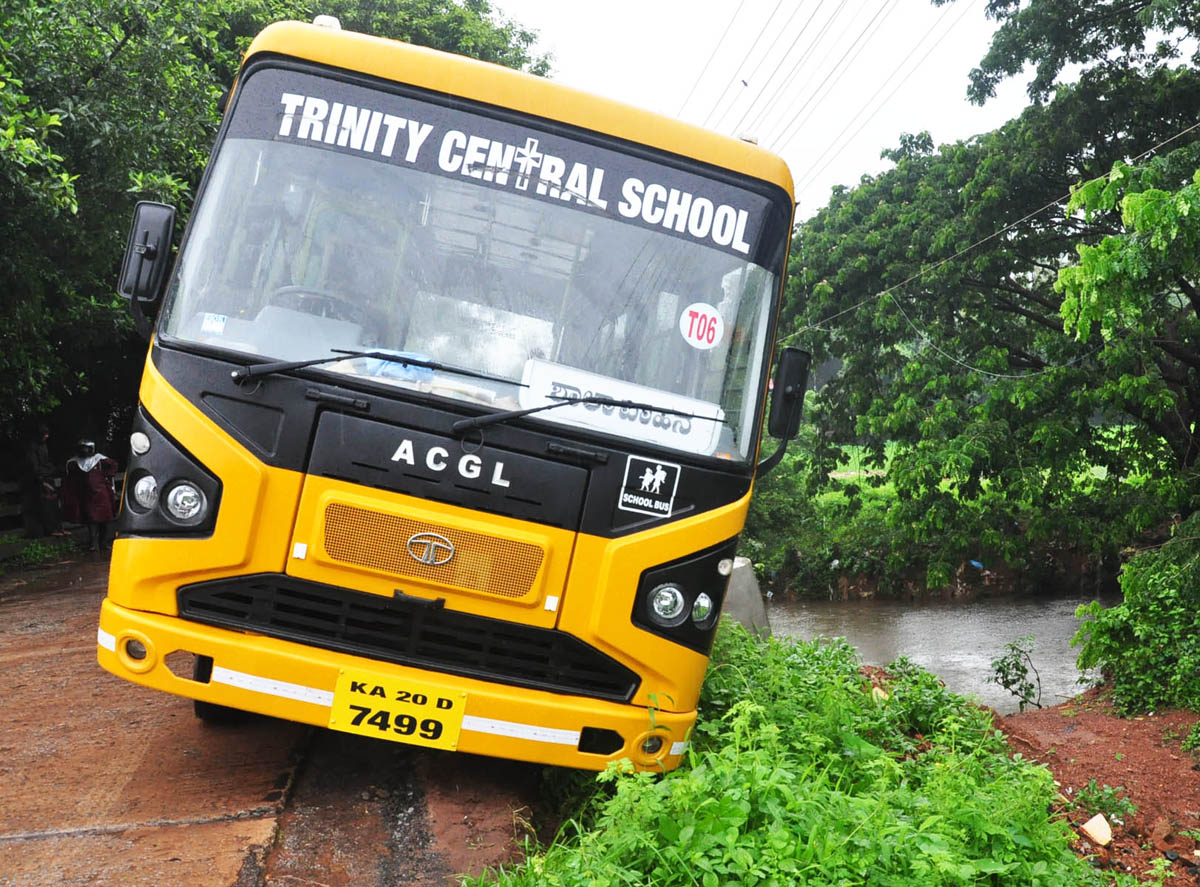 ಶಾಲಾ ಬಸ್ ಚಾಲಕನ ಸಮಯಪ್ರಜ್ಞೆಯಿಂದ ತಪ್ಪಿದ ಅನಾಹುತ